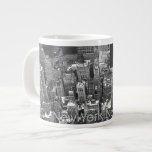 Jumbo New York Coffee Tasse NYC Personalisiert Cup<br><div class="desc">New York Tasse Personalisiert NY City Souvenir Tasse Jumbo Kaffee Cups Cool New York USA Souvenirs Cups Tasse Hier Stadtscape NYC Geschenke für Männer, Frauen Zuhause & Office Schöne individuell gestaltbare New York Cups 5th Ave. Souvenir Jumbo Cups Empire State Citycape View New York Geschenke, Souvenirs Custom Large New York...</div>