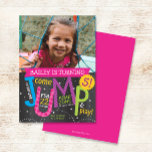 Jump Girl Birthday Party Foto Pink auf Chalkboard Einladung<br><div class="desc">Dieses Foto lädt zu einem Trampolin-Park oder zu einer Geburtstagsparty im Bounce-House-Stil ein. Auf einem Chalkboard-Hintergrund zeichnen sich durch neonfarbene, gürtelfarbene Farbtöne mit Punkten und Sternen aus. Klicken Sie auf die Schaltfläche Anpassen, um den Text und/oder das Foto flexibler zu gestalten! Variationen dieses Designs sowie der Koordinationsprodukte sind in unserem...</div>