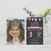 Jump Invasion Trampolin Geburtstagsparty Einladung (Stehend Vorderseite)