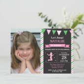 Jump Invasion Trampolin Geburtstagsparty Einladung (Stehend Vorderseite)