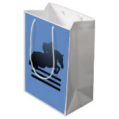 Jumper Clearing an Hindernis. Mittlere Geschenktüte (Rückseite Schrägansicht)