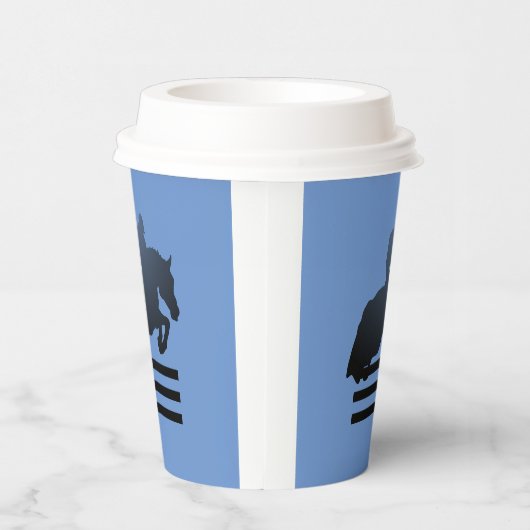 Jumper Clearing an Hindernis. Pappbecher (Rechts)