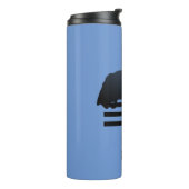 Jumper Clearing an Hindernis. Thermosbecher (Nach links gedreht)