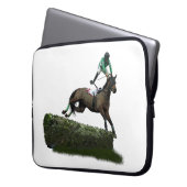 Jumping Horse Jockey in Green Laptop Sleeve (Vorderseite Links)