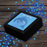 Jumping Niedliche Dolphin in Glittery Blau und Wei Erinnerungskiste<br><div class="desc">Diese Geschenkboxen für Schmuckstücke,  Schmuck oder Geschenke hat einen niedlichen Delphin in einer Springposition,  der glänzend tiefblau mit weißem Magen auf einem Wasser wie blauem Hintergrund ist. Passen Sie Ihren Text mit der Vorlage an.</div>