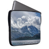 June Lake & Carson Peak with Encroaching Storm Laptopschutzhülle (Vorne Rechts)