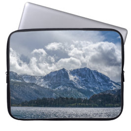 June Lake und Carson Peak mit aufziehendem Sturm Laptopschutzhülle