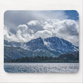 June Lake und Carson Peak mit aufziehendem Sturm Mousepad