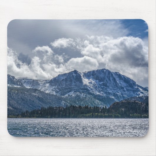 June Lake und Carson Peak mit aufziehendem Sturm Mousepad (Vorne)