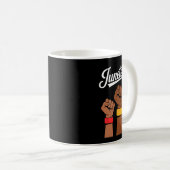 Juneteenth 1865 erhobene Fäuste Schwarze Geschicht Kaffeetasse (VorderseiteRechts)