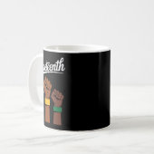Juneteenth 1865 erhobene Fäuste Schwarze Geschicht Kaffeetasse (Vorderseite Links)