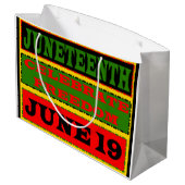 Juneteenth Bag Große Geschenktüte (Rückseite Schrägansicht)