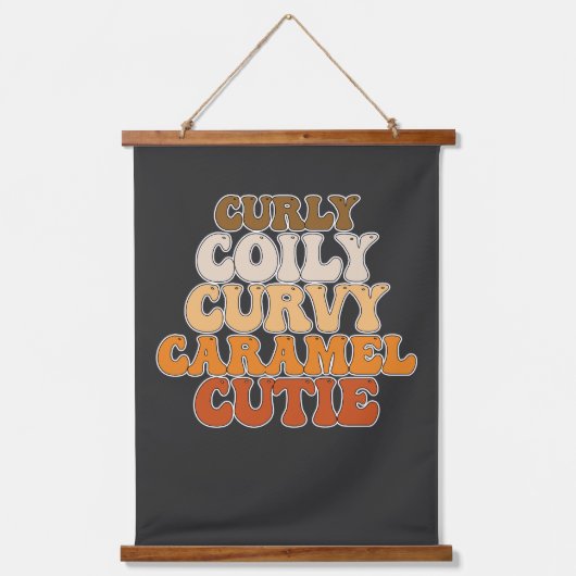 Juneteenth Curly Coily Curvy Caramel Süsse Wandteppich Mit Holzrahmen (Vorderseite)