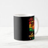 Juneteenth Dabbing Groovy Afrikanischer Kleinkind Kaffeetasse (VorderseiteRechts)