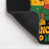 Juneteenth Dabbing Groovy Afrikanischer Kleinkind Mousepad (Ecke)