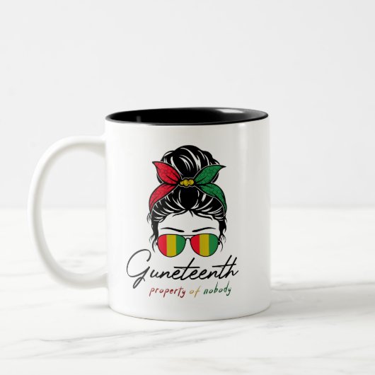 Juneteenth-Eigenschaft von niemand chaotischen Bun Zweifarbige Tasse (Links)