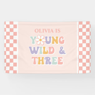 Jung, wild, drei groovige rosa Gänseblümchen Karo Banner