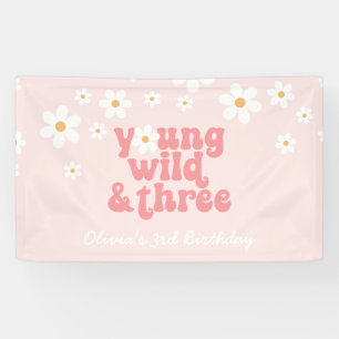Jung, wild, drei Retro-Geburtstag in Rosa Banner