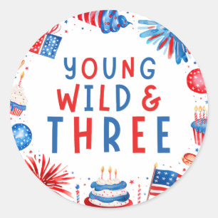 Jung, wild und drei am 4. Juli 3. Geburtstag Runder Aufkleber