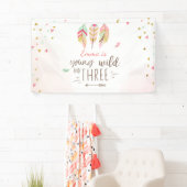 Jung wild und drei Geburtstage Banner Pink Girl (Insitu)