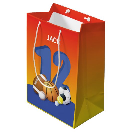 Junge 12. Geburtstag Sportbälle Mittlere Geschenktüte (Vorderseite Schrägansicht)