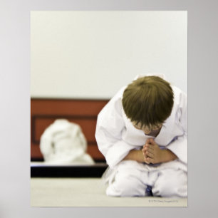 Junge (4-5 Jahre) mit Karate-Outfit Bowing, Poster