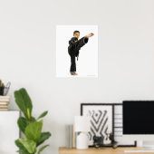 Junge (6-8) in Karate Outfit Kicking Poster (Heimbüro)