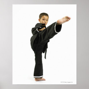 Junge (6-8) in Karate Outfit Kicking Poster
