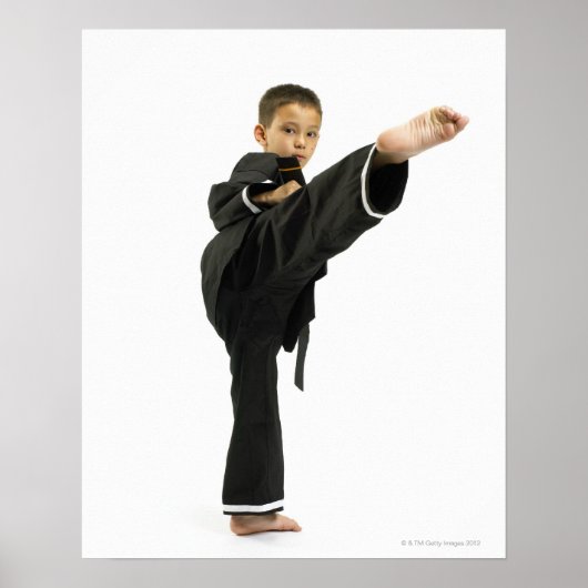 Junge (6-8) in Karate Outfit Kicking Poster (Vorne)