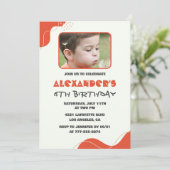 Junge 6. Geburtstag Einladungen Modernes Foto Rot (Stehend Vorderseite)