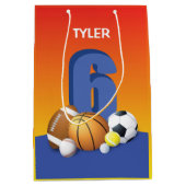 Junge 6. Geburtstag Sportbälle Mittlere Geschenktüte (Vorderseite)