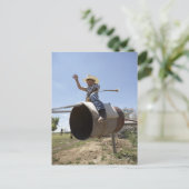 Junge (8-10) reitet auf einem Reitschiff Postkarte (Stehend Vorderseite)