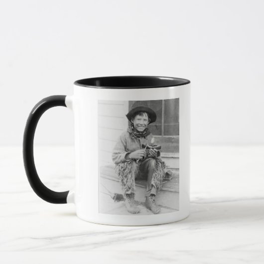 Junge als Cowboy mit Spielzeug verkleidet Tasse (Links)