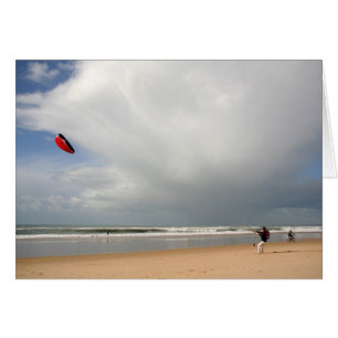 Junge am Strand Kitesurfen