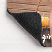 Junge amerikanische Ureinwohner posieren auf der H Mousepad (Ecke)