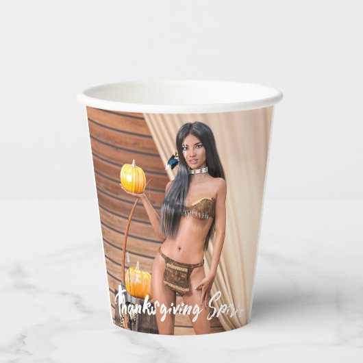 Junge amerikanische Ureinwohner posieren auf der H Pappbecher (Vorderseite)