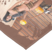 Junge amerikanische Ureinwohner posieren auf der H Tischdecke (Schrägansicht)