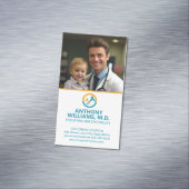 Junge Ärztin hält lächelndes Kind Magnetische Visitenkarte (Beispiel)