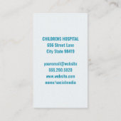 Junge Ärztin hält lächelndes Kind Visitenkarte (Rückseite)