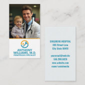 Junge Ärztin hält lächelndes Kind Visitenkarte (Vorne/Hinten)