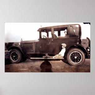 Junge auf dem Trittbrett eines Autos Poster