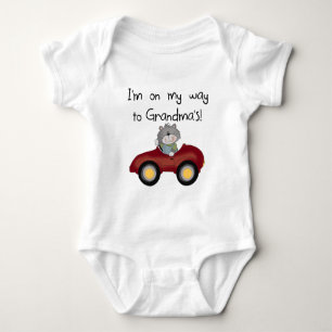 Junge auf dem Weg zu Weihnachtsgeschenken Baby Strampler
