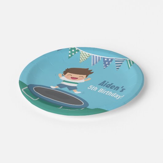 Junge auf pappteller (Schrägansicht)