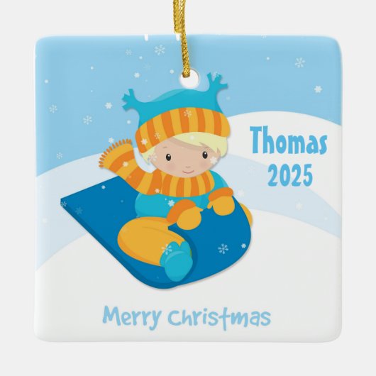 Junge auf Schlitten, Weihnachten Keramikornament (Vorderseite)