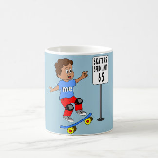 Junge auf Skateboard-Skater-Höchstgeschwindigkeit Kaffeetasse