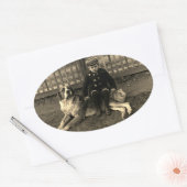 Junge aus den 1890er Jahren sitzt auf St Bernard D Ovaler Aufkleber (Umschlag)