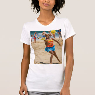 Junge Begeisterung im Beach Tennis T-Shirt