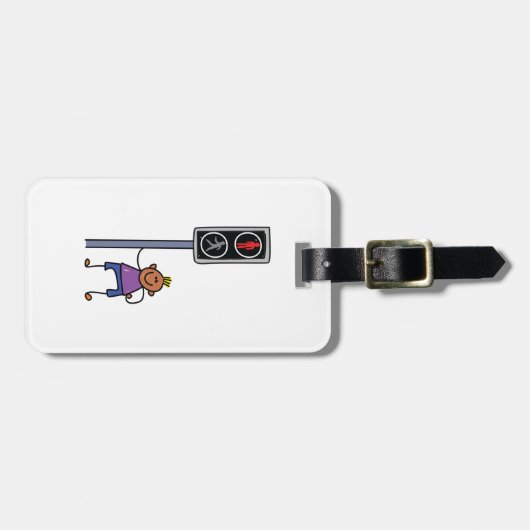 Junge bei Fußgängerüberquerung mit rotem Stoppsign Gepäckanhänger (Vorderseite horizontal)