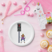 Junge bei Fußgängerüberquerung mit rotem Stoppsign Pappteller (Party)