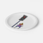 Junge bei Fußgängerüberquerung mit rotem Stoppsign Pappteller (Schrägansicht)